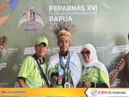 Andri Martis, atlet disabilitas asal Kabupaten Karimun, Kepulauan Riau bersama orang tuanya usai meraih medali emas dalam ajang Pekan Paralimpiade Nasional (Peparnas) XVI di Papua pada 2021 lalu. (Dokumentasi Pribadi)