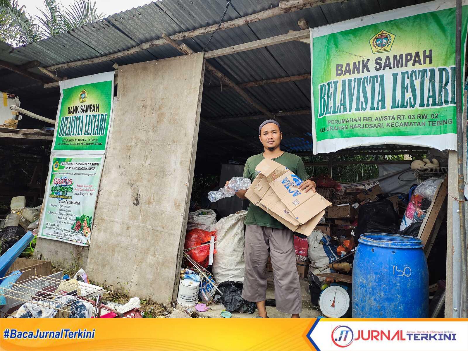 Keterangan foto : Potret suhendri didepan Bank Sampah Bella Vista Lestari