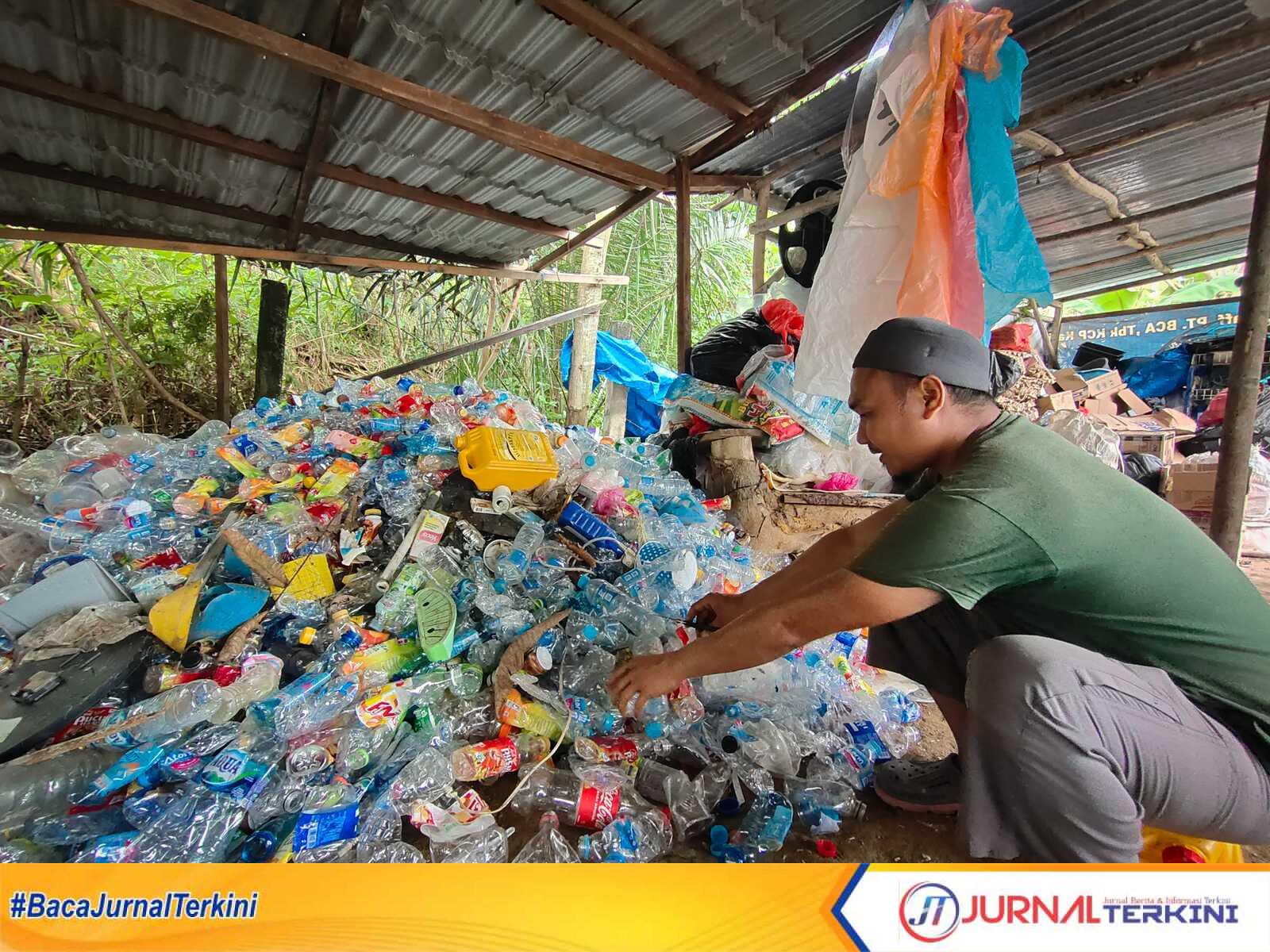 Potret Suhendri saat memilah sampah plastik