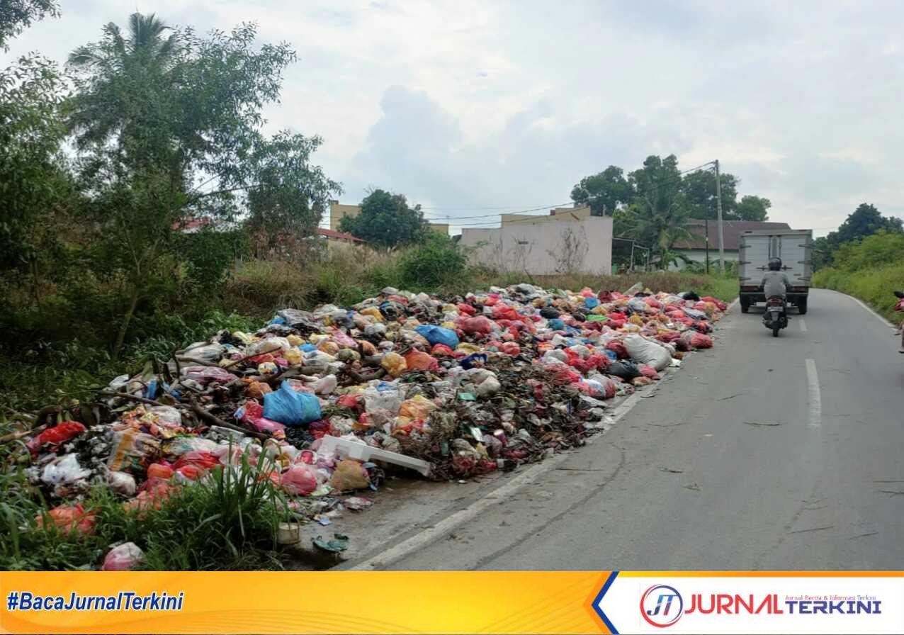 Keterangan foto : Potret tumpukan sampah plastik di lingkungan masyarakat. (foto: Yogi Rafi Putra)
