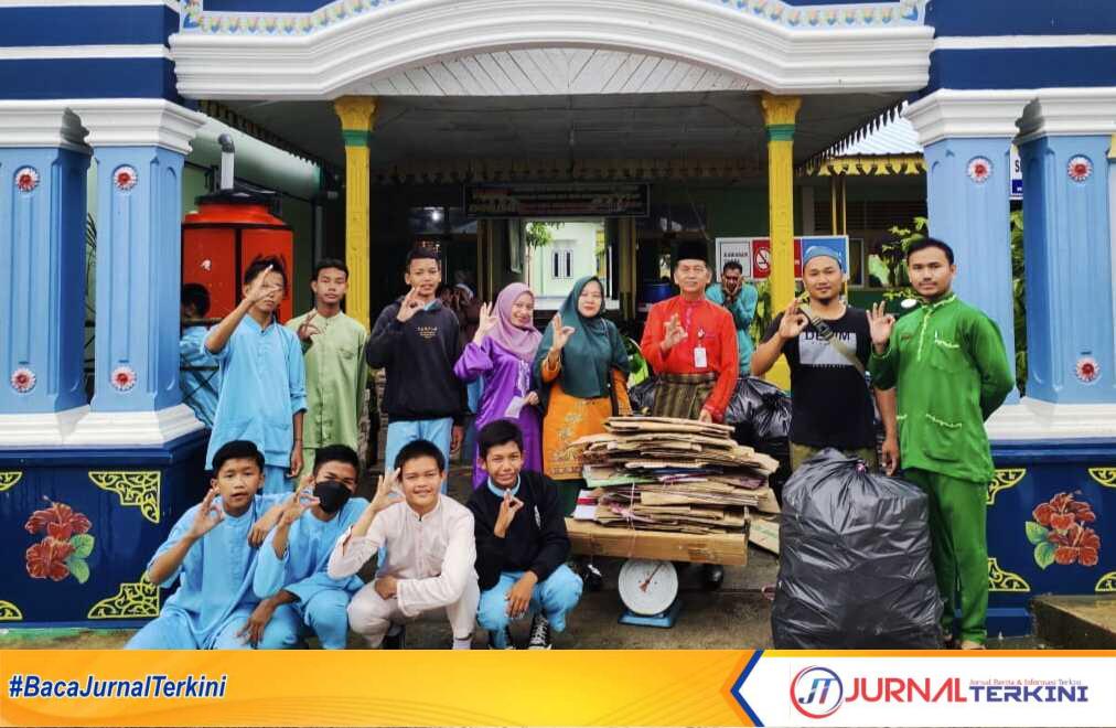 Suhendri saat membeli sampah dari para pelajar sekolah. (foto: Yogi Rafi Putra)