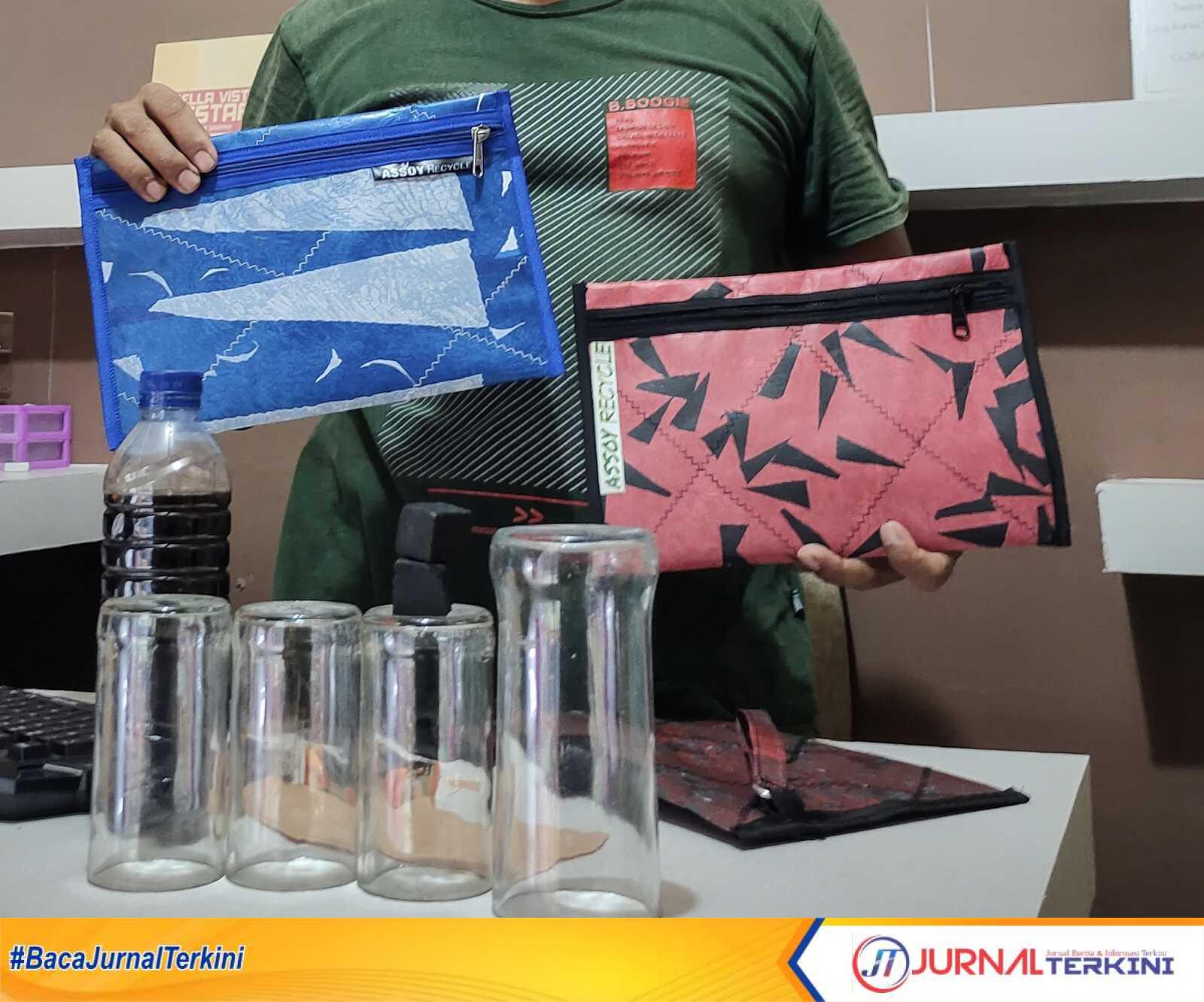 Contoh tas dan gelas dari sampah yang diproduksi oleh Bank Sampah Bella Vista Lestari.