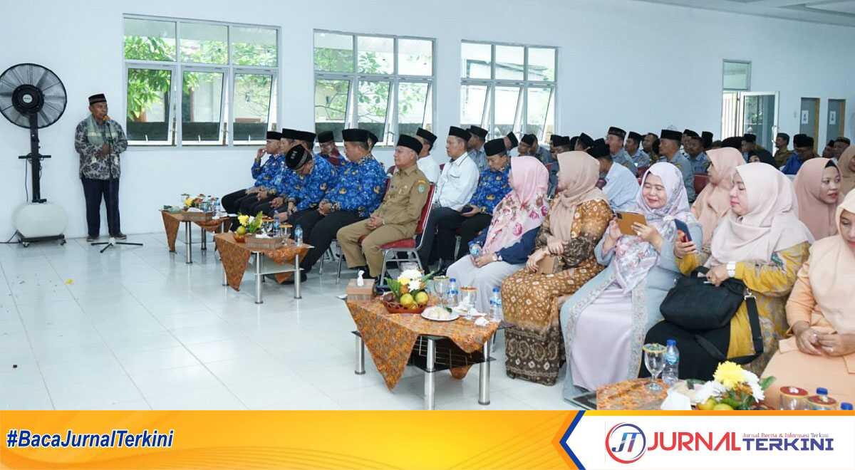 Acara upah upah dan syukuran jamaah calon haji dari keluarga besar Dinas Pendidikan Kabupaten Asahan di aula Dinas Pendidikan Asahan, Senin (22/5/2023). (JurnalTerkini.id/rizki)