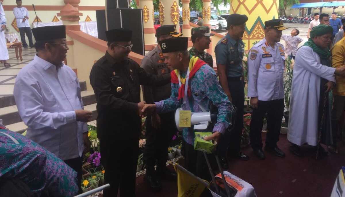 Jamaah Calon Haji Karimun Bupati Karimun Aunur Rafiq didampingi Wakil Bupati Anwar Hasyim dan sejumlah pejabat melepas Jamaah Calon Haji di halaman rumah dinasnya, Selasa (23/5/2023). (Dokumentasi pribadi)