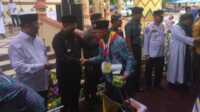 Jamaah Calon Haji Karimun Bupati Karimun Aunur Rafiq didampingi Wakil Bupati Anwar Hasyim dan sejumlah pejabat melepas Jamaah Calon Haji di halaman rumah dinasnya, Selasa (23/5/2023). (Dokumentasi pribadi)