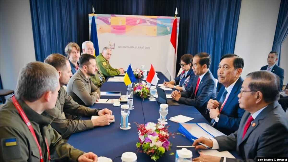Bertemu dengan Presiden Ukraina Zelenskyy, Jokowi menyatakan Indonesia siap menjadi jembatan perdamaian antara Ukraina dan Rusia. (Foto: Biro Setpres)