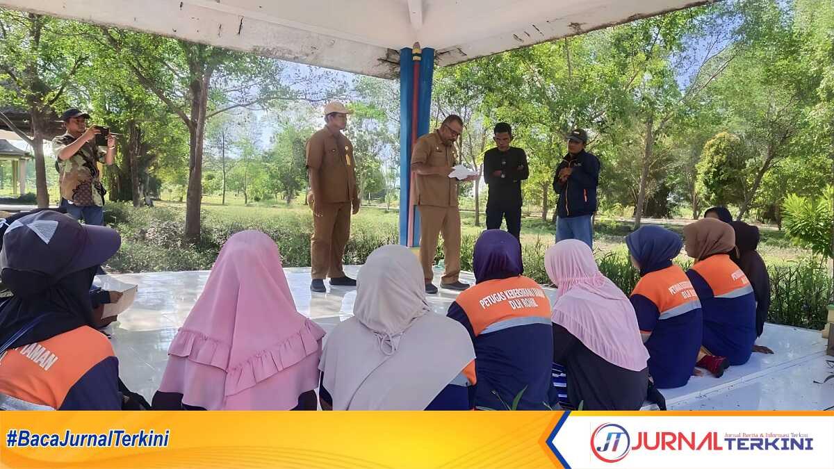 Kepala Dinas Lingkungan Hidup Kabupaten Rokan Hilir Suwandi, S.Sos, turun lapangan sekaligus bertatap muka dengan petugas kebersihan dan taman, Selasa (30/5/2023). (Foto: Donald)