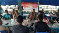 Kapolres Anambas AKBP Apri Fajar Hermanto mencatat keluhan masyarakat dalam Program Jumat Curhat di Desa Sri Tanjung Siantan, Jumat (5/5/2023). (Dok Humas Polres Anambas)