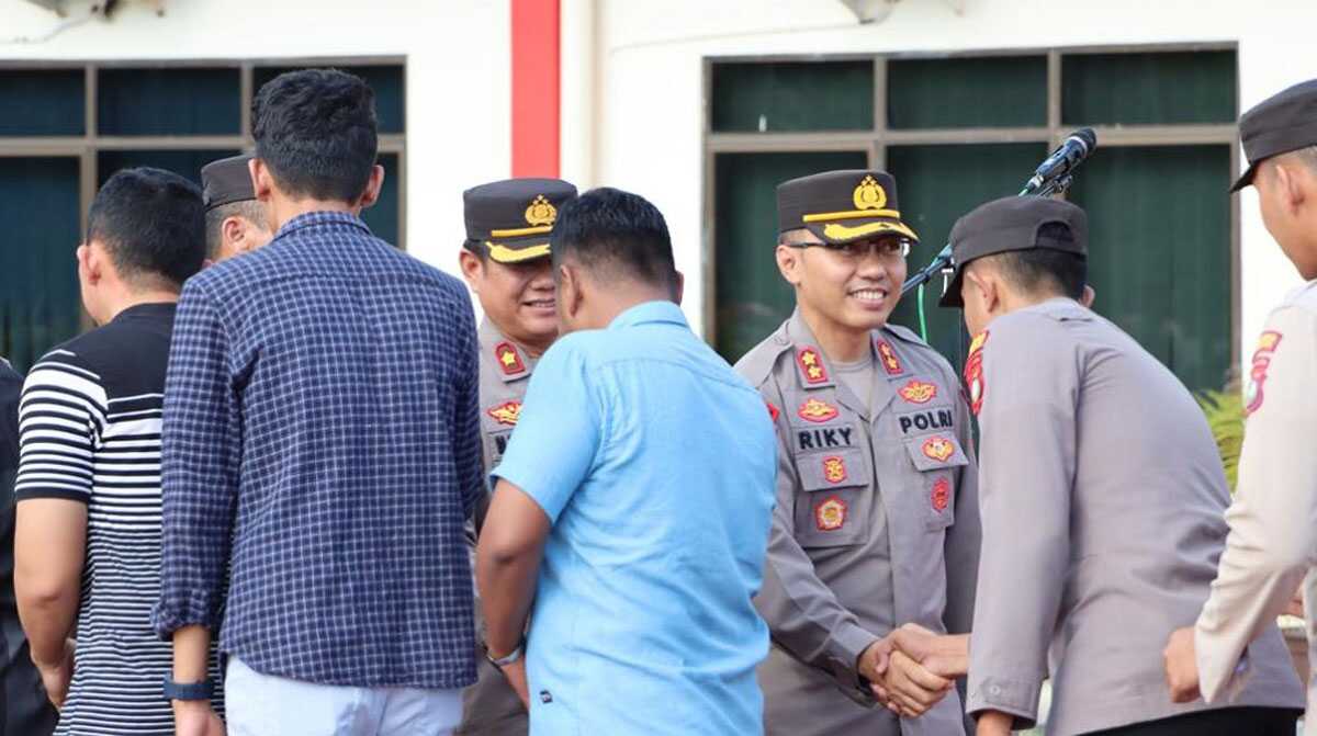 Kapolres Bintan AKBP Ryky Iswoyo bersalaman dengan seluruh personel usai apel pagi di Mapolres Bintan, Rabu (3/5/2023). (foto ist)