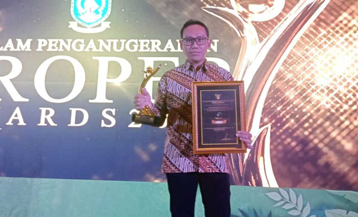Kepala Unit Produksi Kundur Ari Wibowo saat menerima Piagam Proper Emas dari Pemprov Kepri di Hotel Western Premier Panbil Batam, Selasa (16/5/2023). (Dok. PT Timah Tbk)