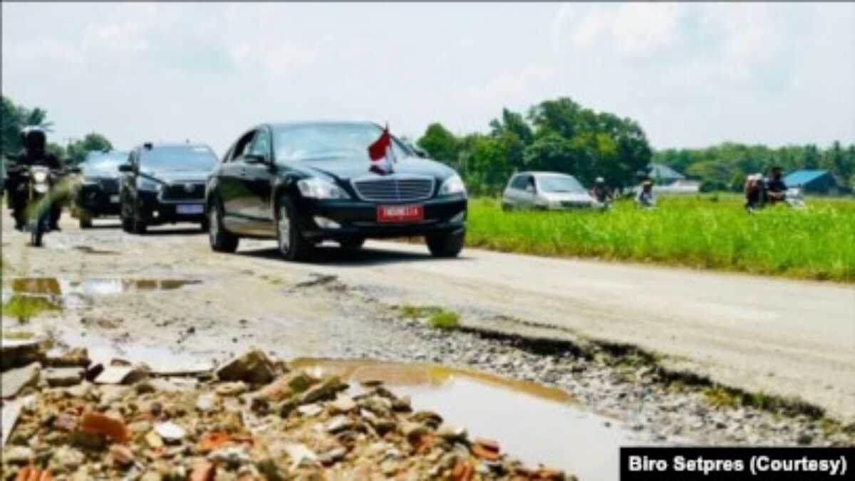 Mobil Presiden Jokowi melewati jalanan rusak di beberapa wilayah di Lampung saat melalukan kunjungan kerja pada Jumat (5/5). (Foto: Courtesy/Biro Setpres)