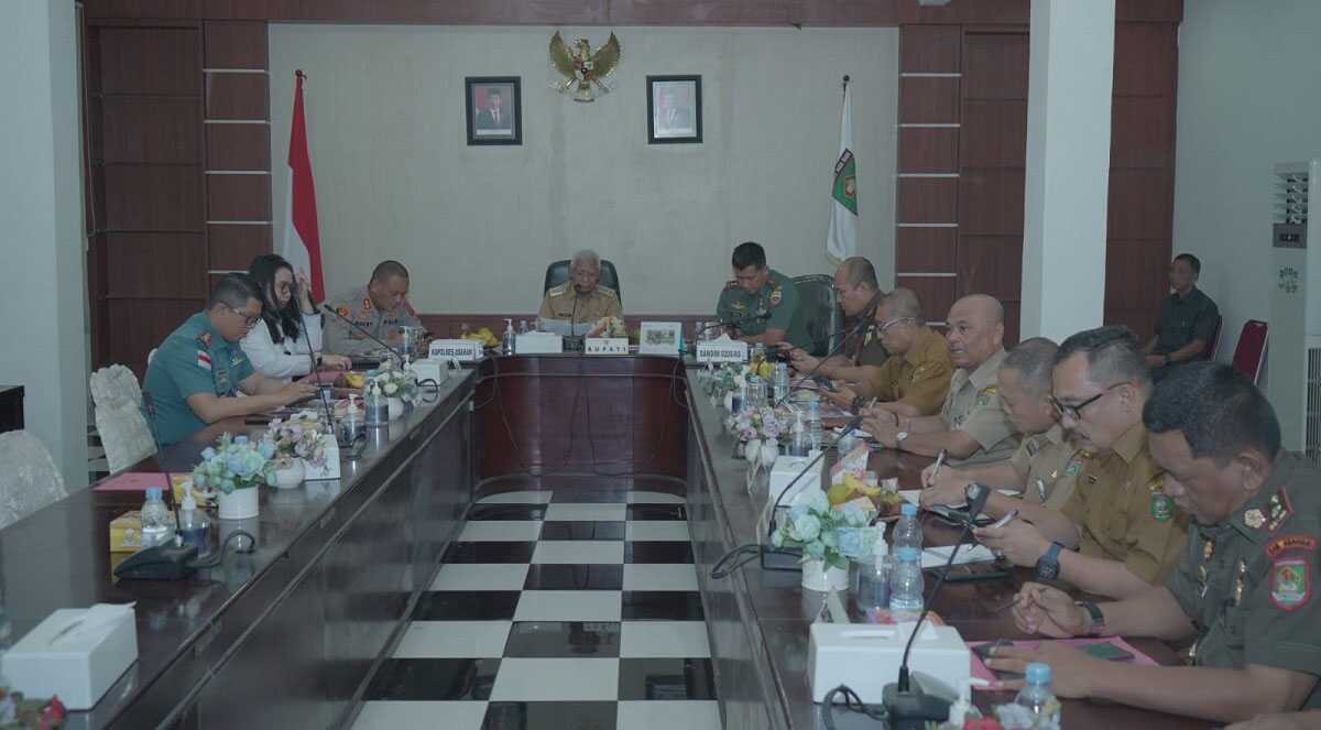 Bupati Asahan H Surya rapat bersama Forkopimda membahas isu-isu aktual jelang Pemilu 2024 di Kantor Bupati Asahan, Senin (29/5/2023). (foto istimewa)