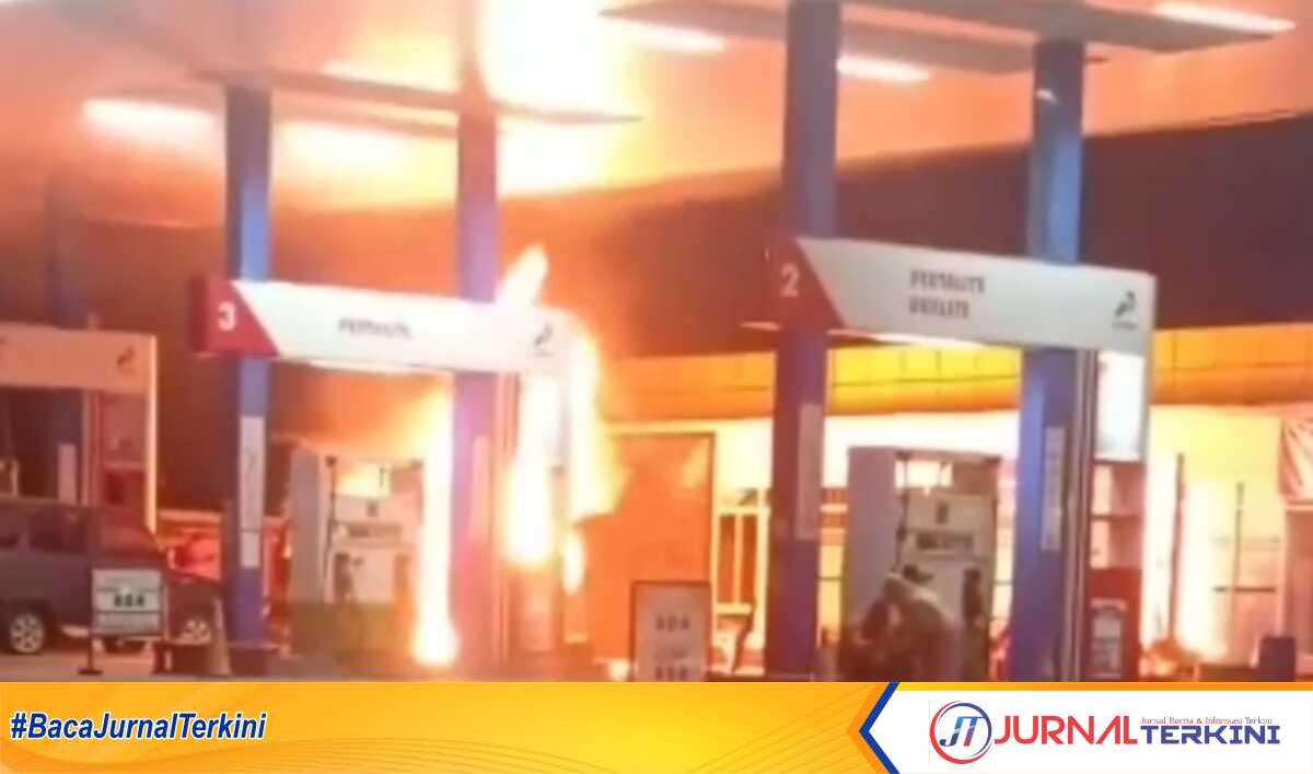 Kebakaran di Stasiun Pengisian Bahan Bakar Umum (SPBU) Talang Gunung Kecamatan Tebing Tinggi Kabupaten Empat Lawang, Senin (1/5/2023), Satu sepeda motor turut terbakar. (JurnalTerkini.id/alam budi kesuma)