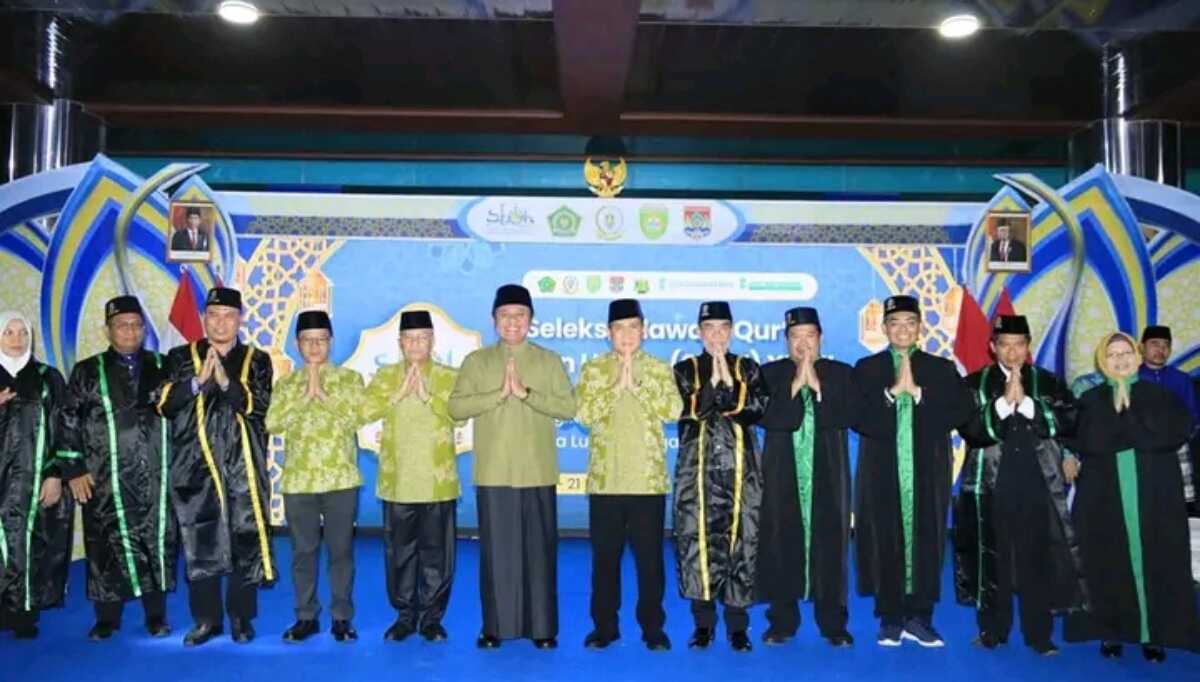 STQH Sumsel Gubernur Sumsel Herman Deru (5 kanan) berfoto bersama sejumlah pejabat usai membuka STQH XXVll tingkat Provinsi Sumsel tahun 2023 di Taman Olah Raga Megang (TOM) Kelurahan Puncak Kemuning Kecamatan Lubuklinggau Utara ll Kota Lubuklinggau, Rabu (17/5/2023) malam. (JurnalTerkini.id/alam budi kesuma)