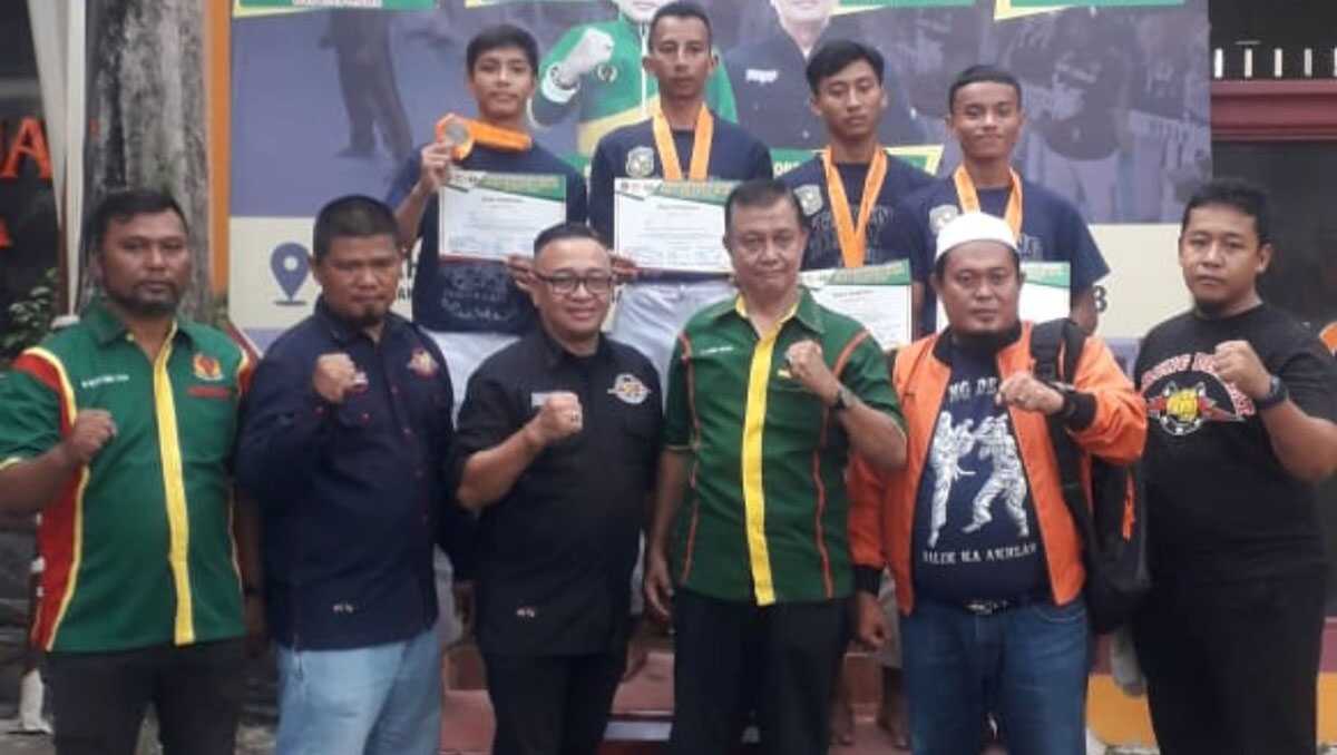 Tarung derajat piala wali kota medan Pengurus KONI Sumut bersama panitia berfoto bersam para pemenang Kejuaraan Tarung Derajat yang ditutup Sabtu (27/5/2023). (sumut.siberindo.co)