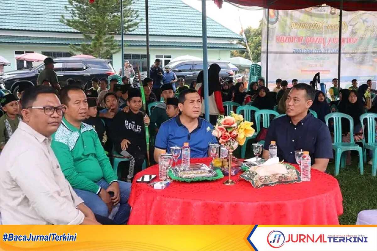 Wali Kota Lubuklinggau bersama sejumlah pejabat dalam acara pembukaan turnamen 1000 Kyai dan Santri Memanah dalam rangka Ayo Ngelong ke Lubuklinggau di Lapangan Eks. Kompi Taba Pingin, Kamis, (18/5/2023). (Foto istimewa)