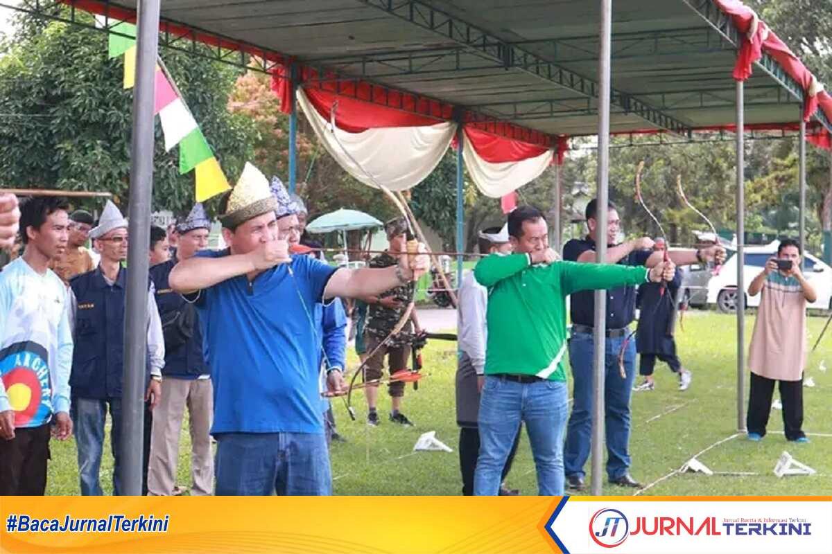 Turnamen memanah ayo ngelong ke linggau-2 Wali Kota Lubuklinggau menjajal panah saat membuka turnamen 1000 Kyai dan Santri Memanah dalam rangka Ayo Ngelong ke Lubuklinggau di Lapangan Eks. Kompi Taba Pingin, Kamis, (18/5/2023). (Foto istimewa)