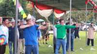 Turnamen memanah ayo ngelong ke linggau-2 Wali Kota Lubuklinggau menjajal panah saat membuka turnamen 1000 Kyai dan Santri Memanah dalam rangka Ayo Ngelong ke Lubuklinggau di Lapangan Eks. Kompi Taba Pingin, Kamis, (18/5/2023). (Foto istimewa)