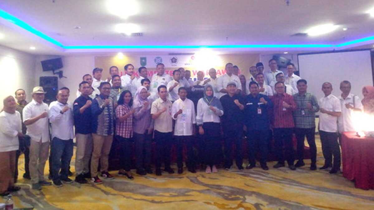 UKW PWI Riau Ketua PWI Riau Zulmansyah Sekedang bersama pengurus dan peserta UKW berfoto bersama. (foto: riau.siberindo.co)