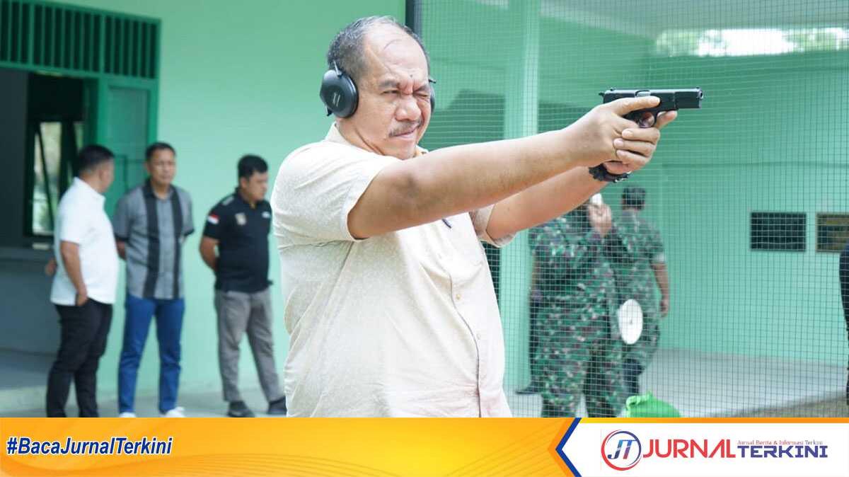 Wakil Bupati Asahan Taufik Zainal Abidin Sirear latihan menembak di Makodim 0208/AS, Jumat (12/5/2023). (JurnalTerkini.id/Rizki)