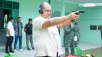 Wakil Bupati Asahan Taufik Zainal Abidin Sirear latihan menembak di Makodim 0208/AS, Jumat (12/5/2023). (JurnalTerkini.id/Rizki)