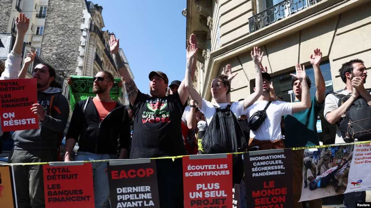 aktivis lingkungan proter totalenergies Para aktivis lingkungan memprotes TotalEnergies dan East African Crude Oil Pipeline (EACOP) pada hari TotalEnergies mengadakan rapat pemegang saham tahunannya di Paris, Prancis, 26 Mei 2023. (REUTERS/Stephanie Lecocq)