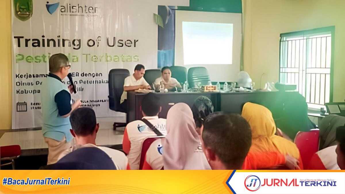 alishter rohil Dinas Ketahanan Pangan dan Pertanian (DKPP) Rohil bekerja sama dengan Aliansi Stewardship Herbisida Terbatas (Alister) Provinsi Riau, mengadakan Training User Pestisida Terbatas (TUPT), Selasa (17/05/2023). (Foto: Donald)