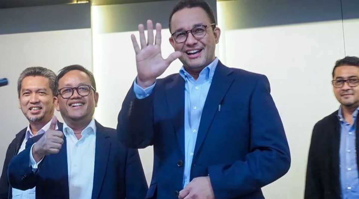 anies baswedan Ketua DPP NasDem Agung Suparwoto (kiri) mendampingi Anies Baswedan saat konferensi pers. (Instagram @agungsuparwoto)