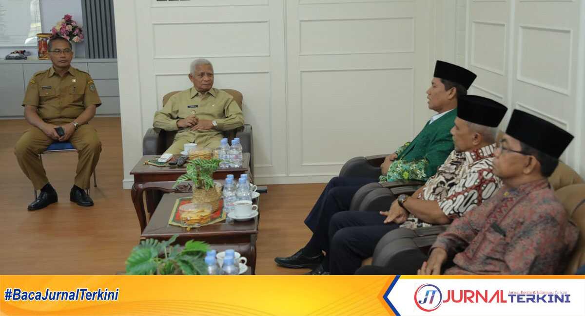 Bupati Asahan H Surya menerima kunjungan Ketua PD Muhammadiyah Asahan Mohd Akhyar beserta jajaran di rumah dinasnya, Selasa (16/5/2023). (JurnalTerkini.id/Rizki)