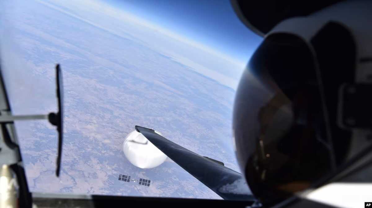 Seorang pilot Angkatan Udara AS tampak mengamati balon mata-mata China yang terbang melintasi wilayah AS pada 3 Februari 2023. (Foto: Department of Defense via AP)