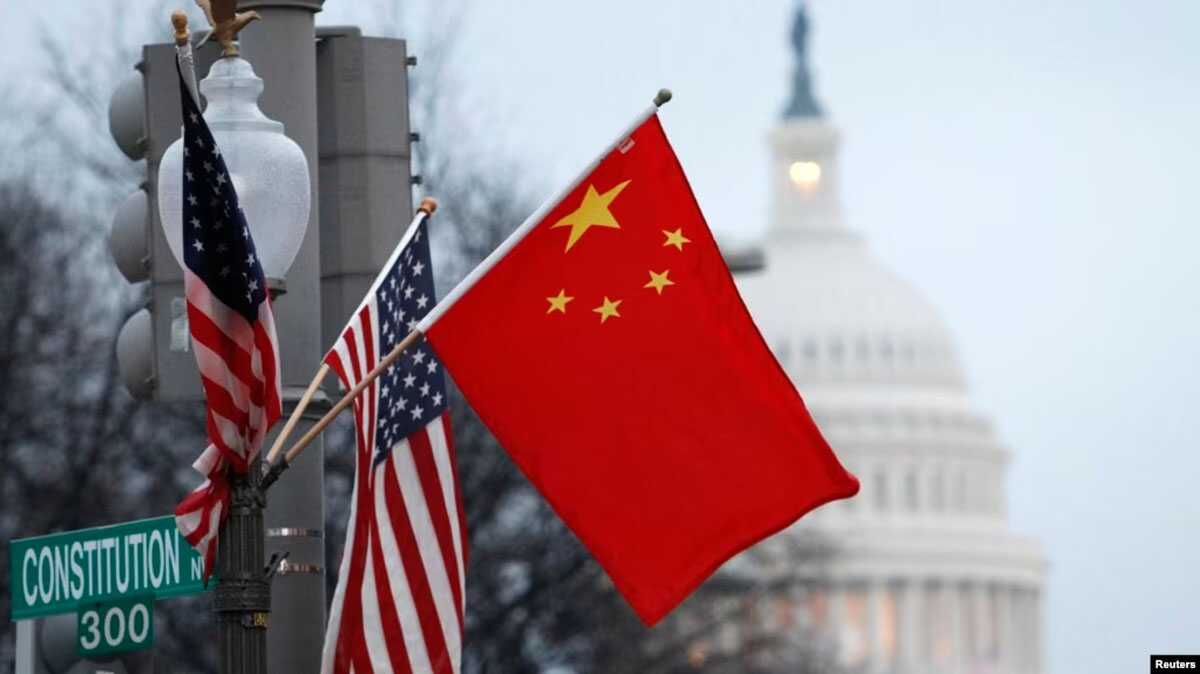 FILE: Bendera Tiongkok dan AS menghiasi sepanjang jalan Pennsylvania Avenue dekat gedung Capitol AS di Washington DC, selama kunjungan kenegaraan Presiden Tiongkok Hu Jintao, 18 Januari 2011. (REUTERS/Hyungwon Kang)