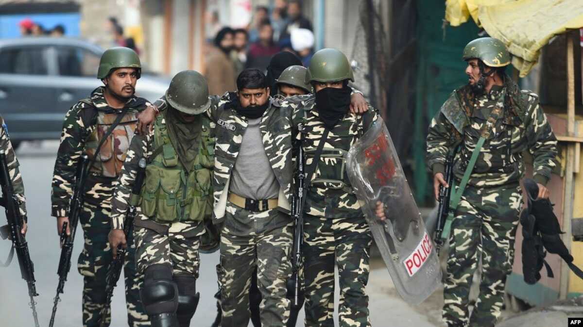 bentrokan di kashmir india Tentara mengevakuasi seorang rekan yang terluka setelah ledakan granat di sebuah pasar di Srinagar pada 4 November 2019. Dua tentara tewas di Kashmir yang dikelola India pada Jumat (5/5/2023). (Foto: AFP)