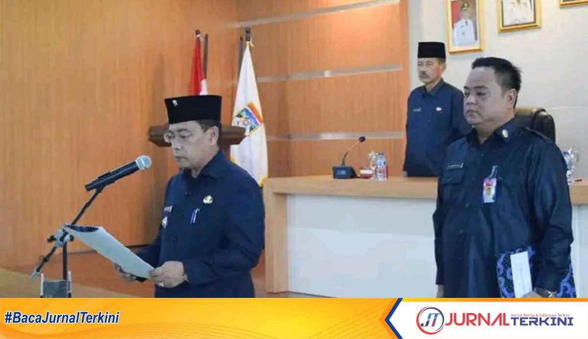 Bupati Musi Rawas Utara (Muratara) H Devi Suhartoni 
membaca naskah pelantikan pejabat pimpinan tinggi (PPT) pratama, administrasi dan fungsional di Kantor Bupati Musi Rawas Utara, Jumat (26/5/2023). (JurnalTerkini.id/Alam Budi Kesuma)