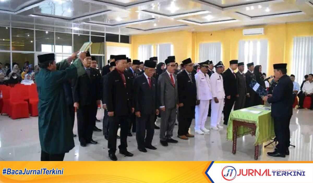 Bupati Musi Rawas Utara (Muratara) H Devi Suhartoni melantik dan mengambil sumpah pejabat pimpinan tinggi (PPT) pratama, administrasi dan fungsional di lingkungan Pemerintah Kabupaten Musi Rawas Utara, Jumat (26/5/2023). (JurnalTerkini.id/Alam Budi Kesuma)