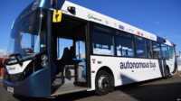 bus swakemudi di inggris Sebuah bus yang akan digunakan untuk layanan bus otonom (swakemudi) CAVForth, AB1, dipamerkan kepada awak media di Queensferry, Skotlandia, 11 Mei 2023. (Andy Buchanan/AFP)