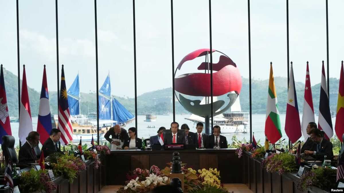 Presiden Indonesia Joko Widodo menghadiri KTT ASEAN ke-42 di Labuan Bajo, Provinsi Nusa Tenggara Timur, Indonesia, 10 Mei 2023. (Achmad Ibrahim/Pool via REUTERS)