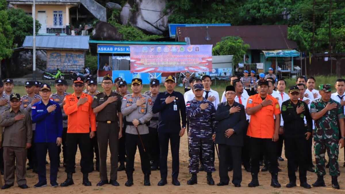 Berfoto bersama usai apel bersama pencegahan karhutla yang digelar Polres Anambas di Lapangan Sulaiman Abdullah, Tarempa, Kamis (4/5/2023). (Dok. Humas Polres Anambas)
