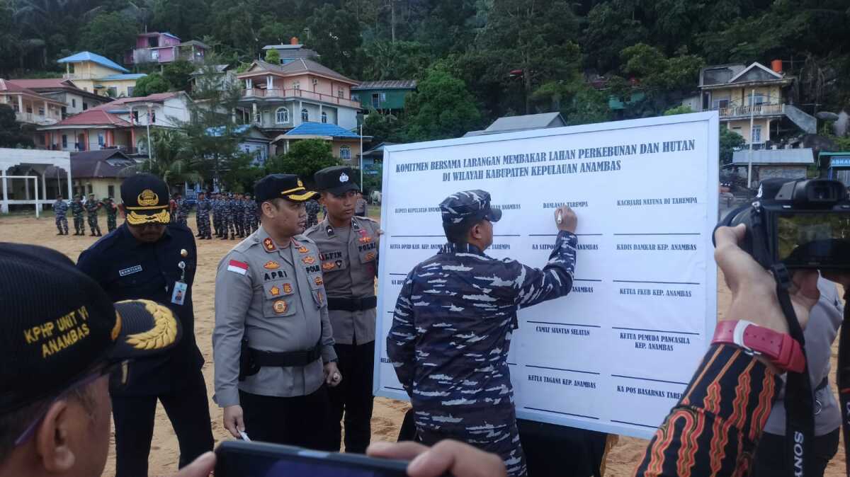Deklarasi pencegahan dan penanggulangan kebakaran hutan dan lahan (karhutla) di Lapangan Sulaiman Abdullah, Tarempa, Kamis (4/5/2023). Danlanal Tarempa ikut tanda tangana (Dok. Humas Polres Anambas)