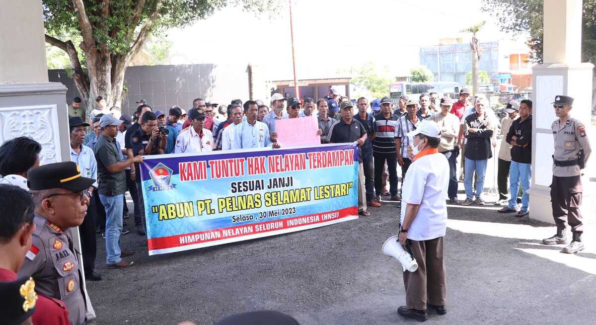 Ketua HNSI Karimun berorasi dalam unjuk rasa di Gedung DPRD Karimun, Selasa (30/5/2023). (Foto istimewa)