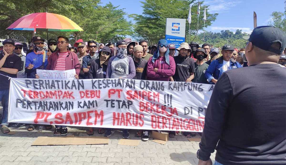 demonstrasi di saipem Aksi unjuk rasa warga Desa Pangke Barat, Kabupaten Karimun, Kepulauan Riau melakukan aksi unjuk rasa di PT Saipem Indonesia Karimun Yard (SIKY), Senin (29/5/2023) pagi. (JurnalTerkini.id/Yogi)