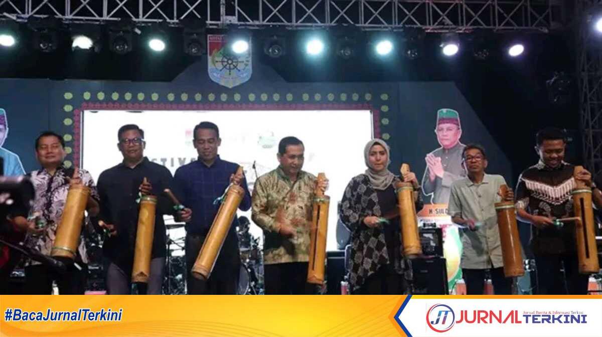 Wali Kota Lubuklinggau H SN Prana Putra Sohe (tengah) bersama Jarwo Kwat (2 kanan) dan sejumlah pejabat membuka Festival Bukit Sulap 2023 di Taman Olahraga Megang (TOM), Sabtu (27/5/2023) malam. (JurnalTerkini.id/Alam Budi Kesuma)