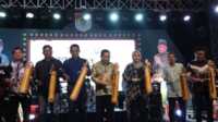 festival bukit sulap lubuklinggau-1 Wali Kota Lubuklinggau H SN Prana Putra Sohe (tengah) bersama Jarwo Kwat (2 kanan) dan sejumlah pejabat membuka Festival Bukit Sulap 2023 di Taman Olahraga Megang (TOM), Sabtu (27/5/2023) malam. (JurnalTerkini.id/Alam Budi Kesuma)