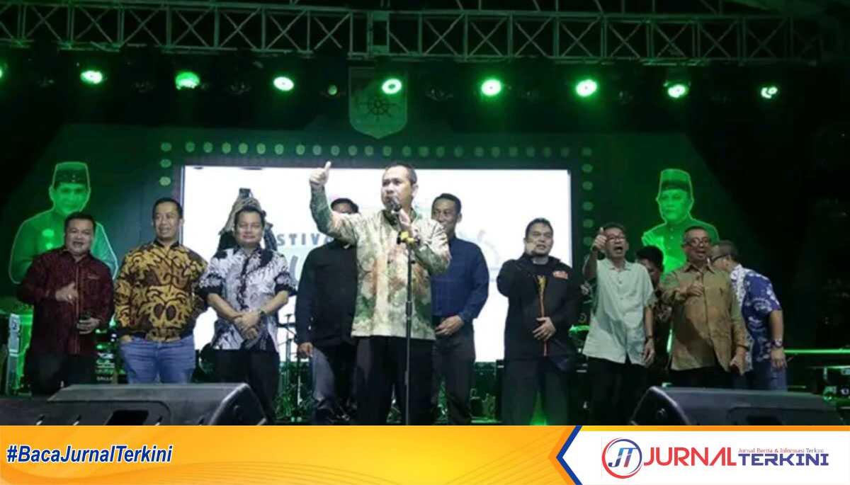 Wali Kota Lubuklinggau H SN Prana Putra Sohe membuka Festival Bukit Sulap 2023 di Taman Olahraga Megang (TOM), Sabtu (27/5/2023) malam. (JurnalTerkini.id/Alam Budi Kesuma)