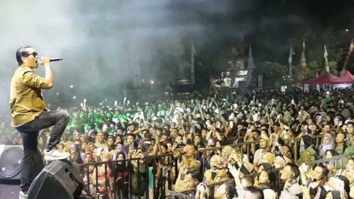 Peserta stand up comedy dalam Festival Bukit Sulap yang ditutup Selasa (30/5/2023) malam. (foto istimewa)