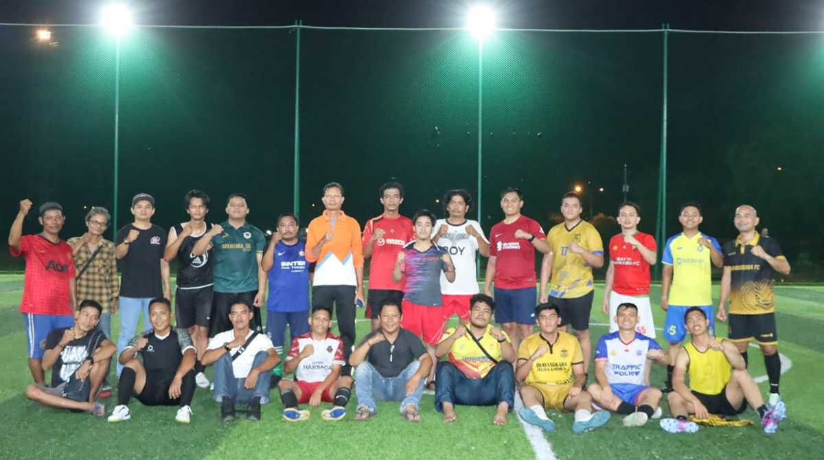 Tim Minisoccer Polres Karimun dan Tim Wartawan berfoto bersama usai pertandingan persahabatan di lapangan minisoccer Coastal Area, Tanjung Balai Karimun, Selasa (23/5/2023) malam. (dok. Humas Polres Karimun)