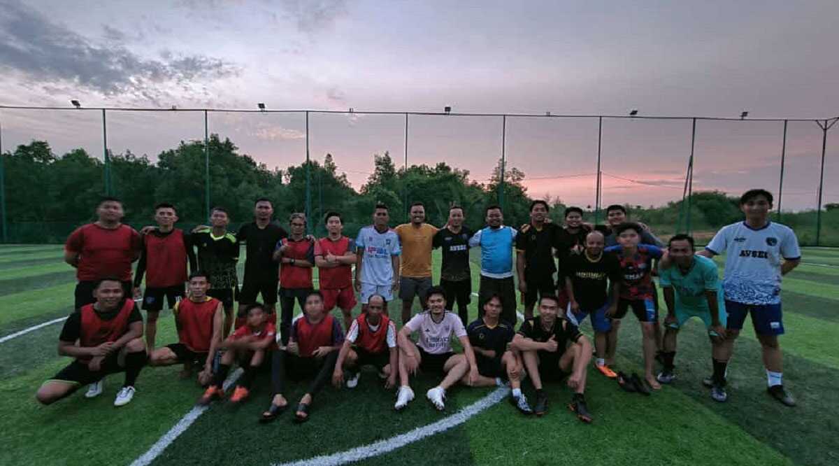 Tim Minisoccer Wartawan Karimun berpose bersama tim Bandara RHA dalam pertandingan persahabatan di lapangan minisoccer, Coastal Area, Tanjung Balai Karimun, Sabtu (27/5/2023) malam. (Dokumentasi Pribadi)