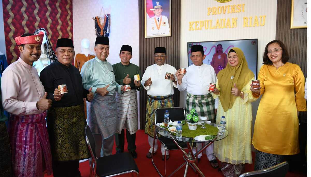 gubernur kepri resmikan bazar stqh Gubernur Kepri Ansar Ahmad (3 kanan) didampingi Ketua TP-PKK Kepri Dewi Kumalasari Ansar dan kepala daerah tujuh kabupaten kota meninjau stan bazar Provinsi Kepri usai meresmikan bazar dan pameran STQH X Provinsi Kepri di Coastal Area, Tanjung Balai Karimun, Selasa (9/5/2023). (diskominfo kepri)