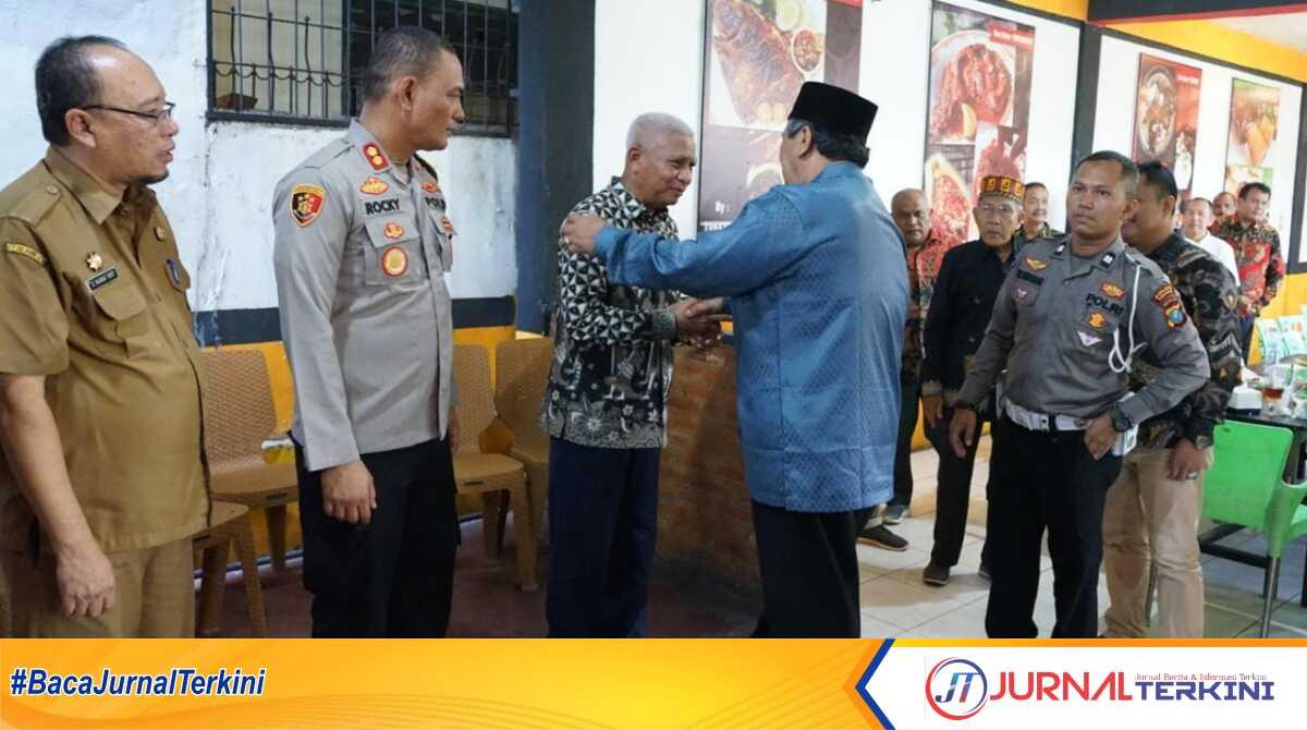 Bupati Asahan H. Surya, B.Sc bersama sejumlah pejabat menghadiri Halal Bihalal yang dilaksanakan oleh Forum Komunikasi Antar Lembaga Adat (Forkala), Selasa (2/5/2023). (JurnalTerkini.id/rizki)