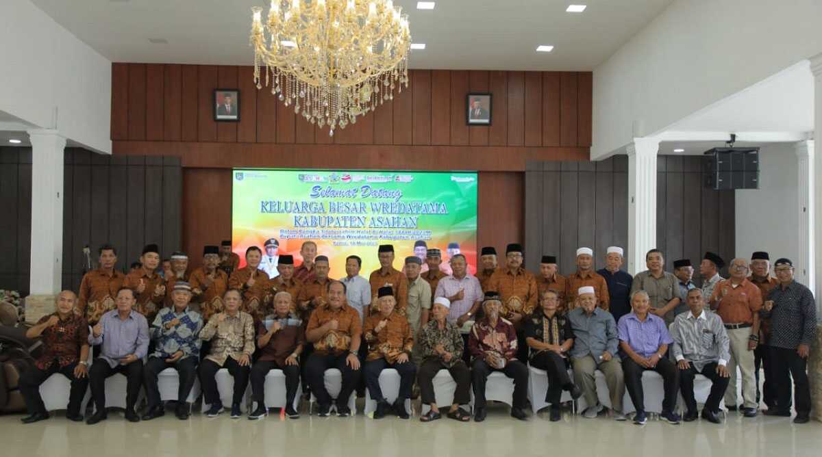 Bupati Asahan Surya berfoto bersama pengurus PWRI usai halal bihalal di pendopo rumah dinasnya, Kamis (18/5/2023). (JurnalTerkini.id/rizki)
