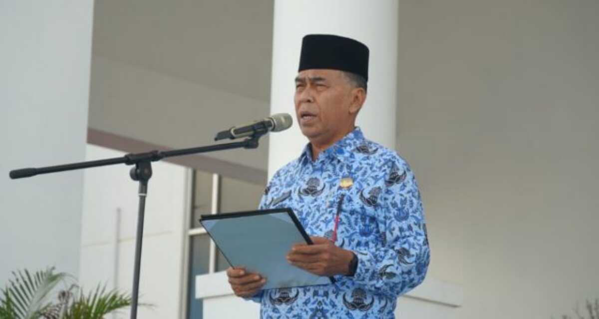 Bupati Natuna Wan Siswandi membacakan amanat Mendikbudristek dalam upacara Hardiknas di Kantor Bupati Natuna, Selasa (2/5/2023). (foto istimewa)